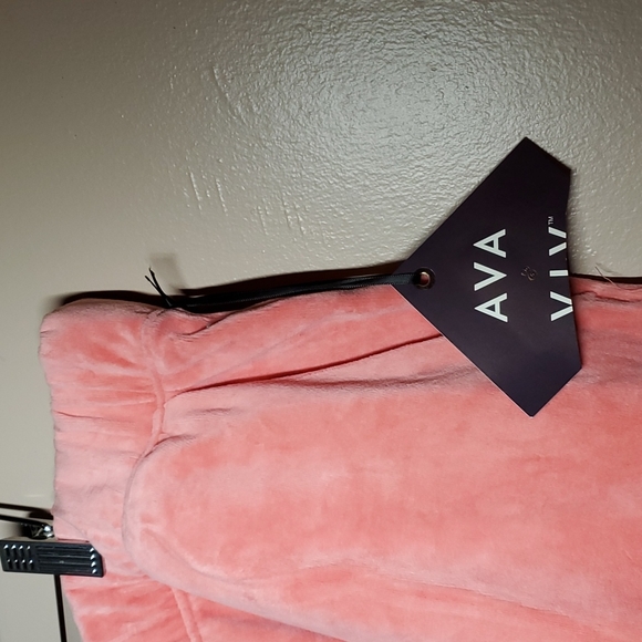 Ava & Viv Plus Size Women's Velvet Shorts - Picture 3 of 5
